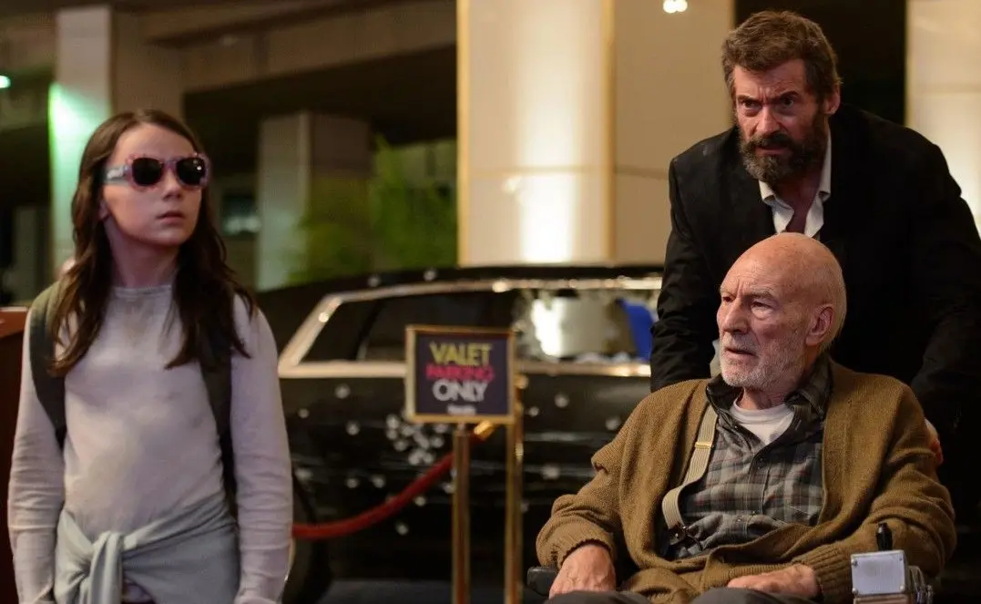 En la pel&iacute;cula Laura Kinney es una ni&ntilde;a concebida con el ADN de Wolverine, por lo que es su hija. Forma parte del fallido experimento X-23, que usaba material gen&eacute;tico de mutantes poderosos para crear nuevos mutantes.