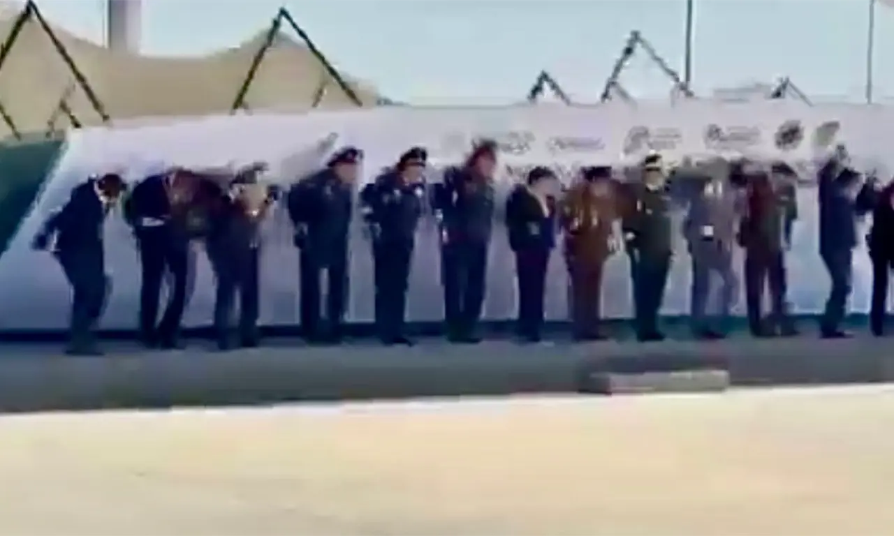  Se desploma escenografía en evento de Delfina Gómez con militares en Santa Lucía | VIDEO 