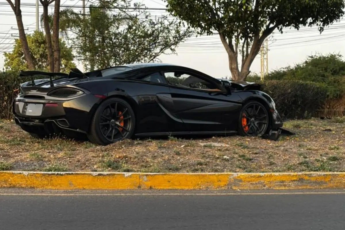  McLaren de 4 millones aparece destrozado y abandonado tras choque en Querétaro 