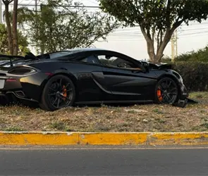 McLaren de 4 millones aparece destrozado y abandonado tras choque en Quer&eacute;taro