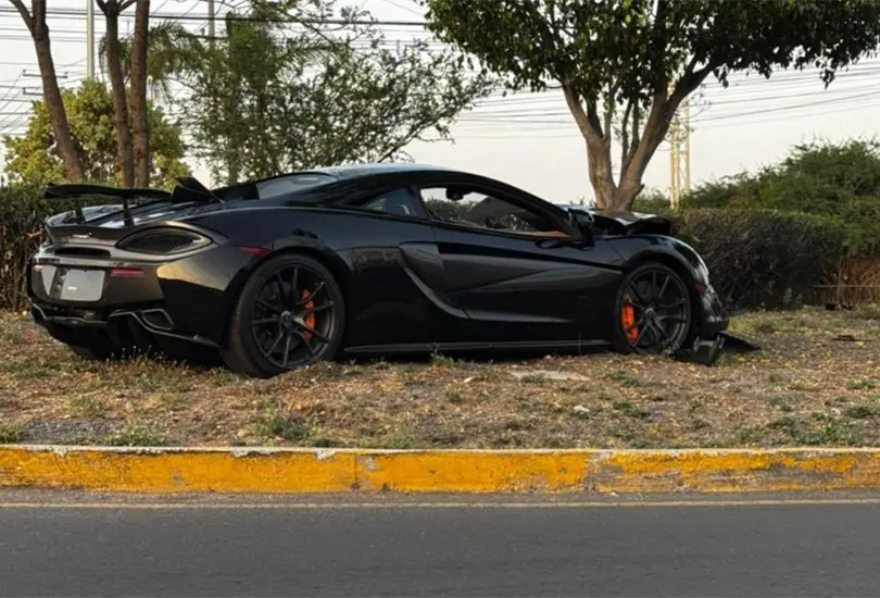 McLaren de 4 millones aparece destrozado y abandonado tras choque en Querétaro