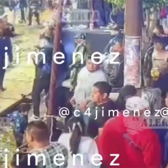 Mujer es brutalmente golpeada en carnaval de Chimalhuac&aacute;n; agresor la amenaza y presume ser familiar de presidenta municipal