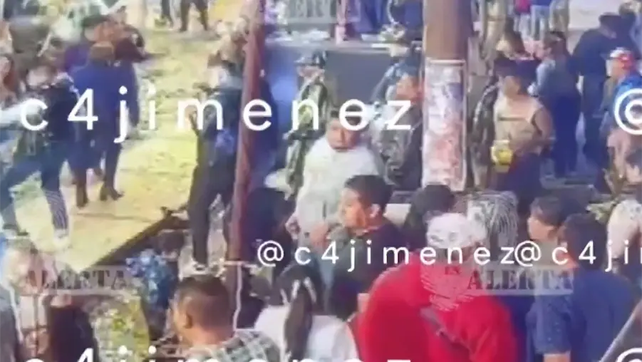 Mujer es brutalmente golpeada en carnaval de Chimalhuac&aacute;n; agresor la amenaza y presume ser familiar de presidenta municipal