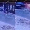 Captan momento exacto en que tren embiste una pipa y provoca fuerte explosi&oacute;n