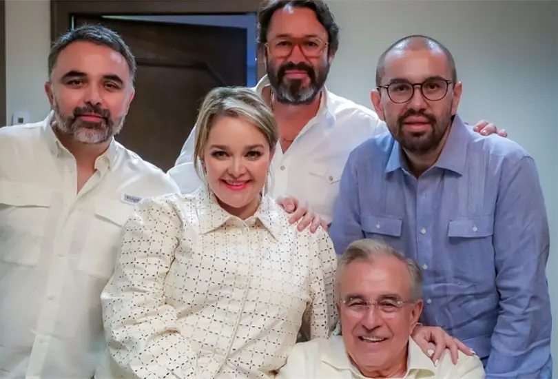 Rub&eacute;n Rocha Moya junto a sus cuatro hijos.