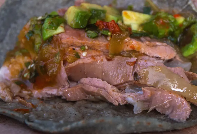 Aunque la barbacoa es el eje central, la oferta gastron&oacute;mica incluye quesadillas, tlacoyos, gorditas, tamales y otros antojitos tradicionales.