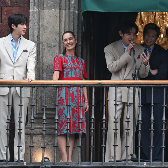 BTS conquista el Z&oacute;calo; Sheinbaum los acompa&ntilde;a desde Palacio Nacional y desata furor con ARMY