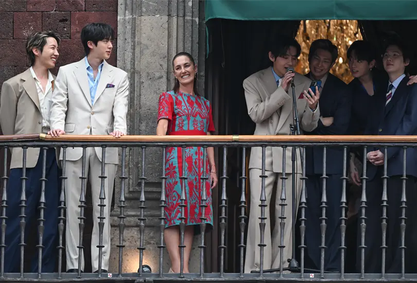BTS conquista el Z&oacute;calo; Sheinbaum los acompa&ntilde;a desde Palacio Nacional y desata furor con ARMY