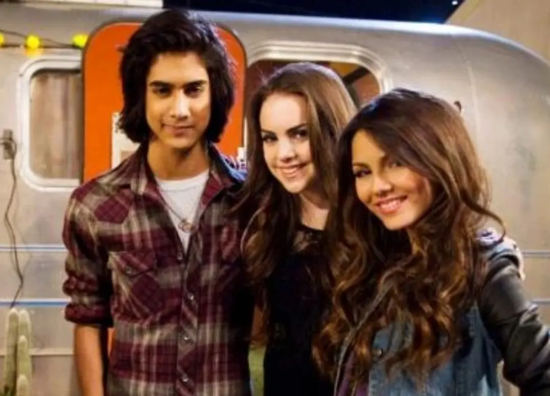 En la serie, Jade es una joven g&oacute;tica que estudia en la Hollywood Arts y ah&iacute; mantiene un noviazgo con Beck, un chico totalmente opuesto a ella.