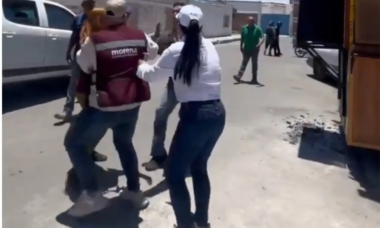  Las grabaciones muestran momentos de confrontación entre simpatizantes del partido y un grupo de hombres que llegaron al lugar. 