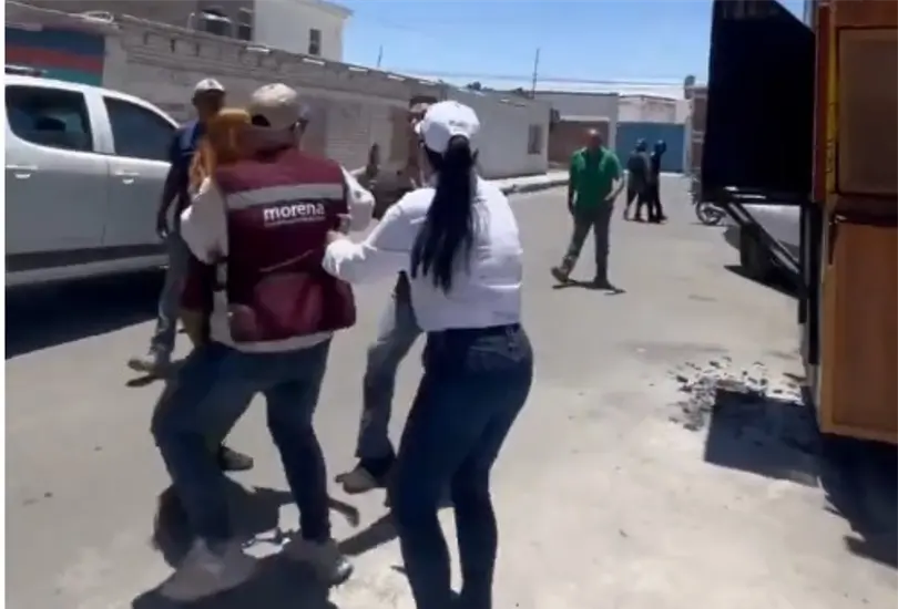 Las grabaciones muestran momentos de confrontación entre simpatizantes del partido y un grupo de hombres que llegaron al lugar.