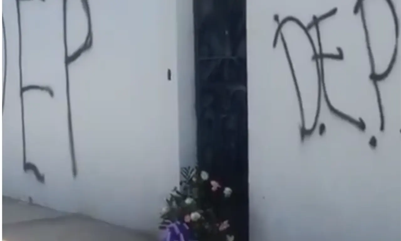  Además de las frases, también fueron colocadas cruces negras y una corona fúnebre frente al domicilio. 