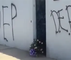 "Descansa en paz": Vandalizan casa de exgobernador Javier Corral en Ciudad Ju&aacute;rez; dejan corona f&uacute;nebre