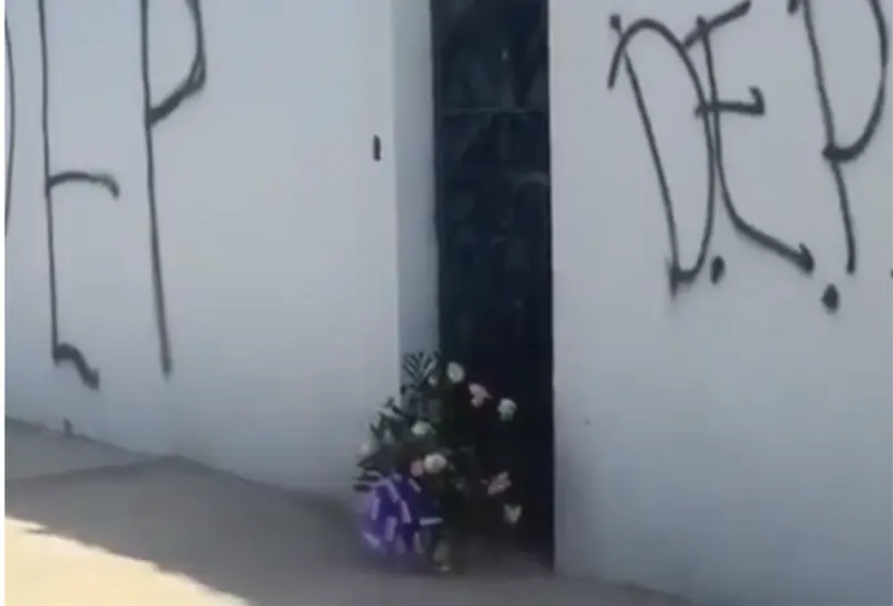 Adem&aacute;s de las frases, tambi&eacute;n fueron colocadas cruces negras y una corona f&uacute;nebre frente al domicilio.
