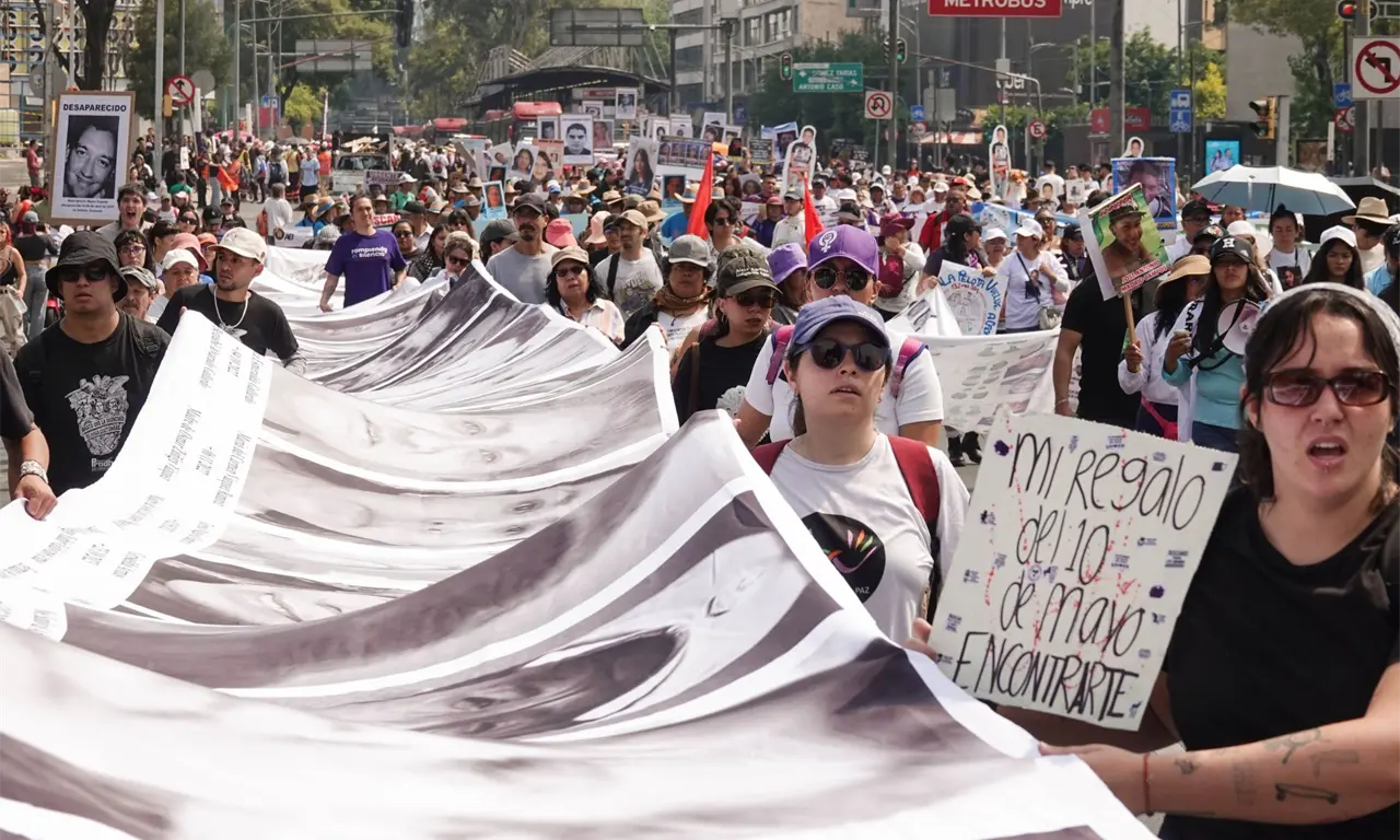  Con fotografías, fichas de búsqueda, cruces y pancartas, las familias avanzaron por Paseo de la Reforma rumbo al Ángel de la Independencia. 
