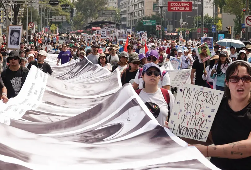 Con fotograf&iacute;as, fichas de b&uacute;squeda, cruces y pancartas, las familias avanzaron por Paseo de la Reforma rumbo al &Aacute;ngel de la Independencia.