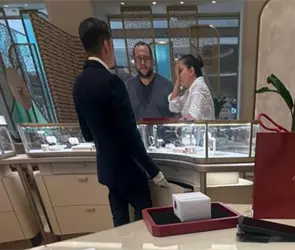 Captan a Jos&eacute; Ram&oacute;n L&oacute;pez, hijo mayor de AMLO, de compras en la lujosa tienda Cartier