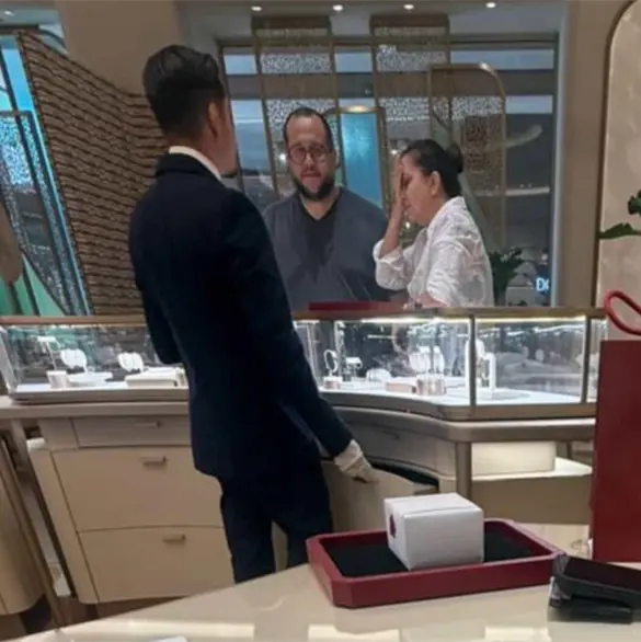 Captan a Jos&eacute; Ram&oacute;n L&oacute;pez, hijo mayor de AMLO, de compras en la lujosa tienda Cartier