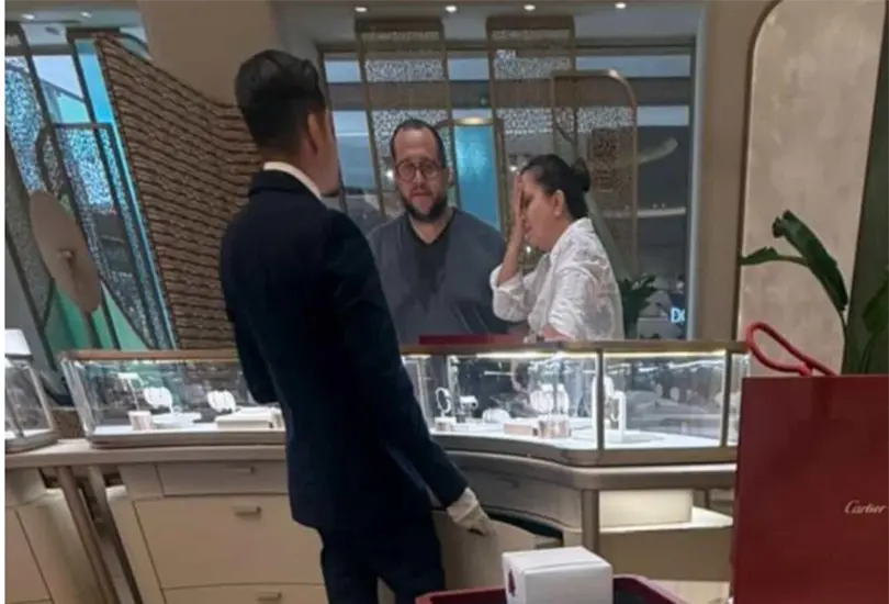 Las imágenes muestran a la pareja dentro de la boutique de lujo ubicada en La Isla Cancún, uno de los centros comerciales más exclusivos de la zona hotelera.