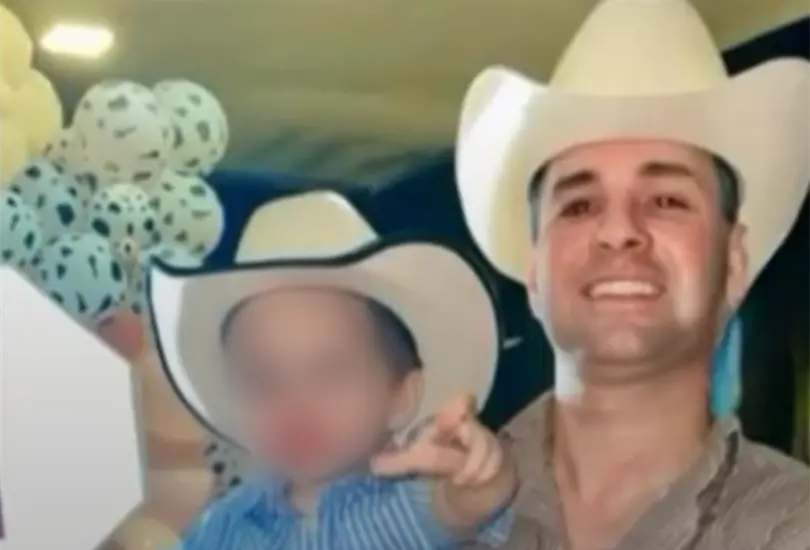 Vicente junto a su padre.