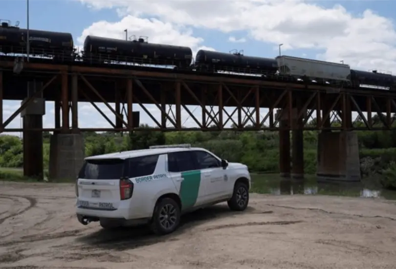 Un trabajador ferroviario encontr&oacute; los cuerpos al interior de una caja seca en Texas.