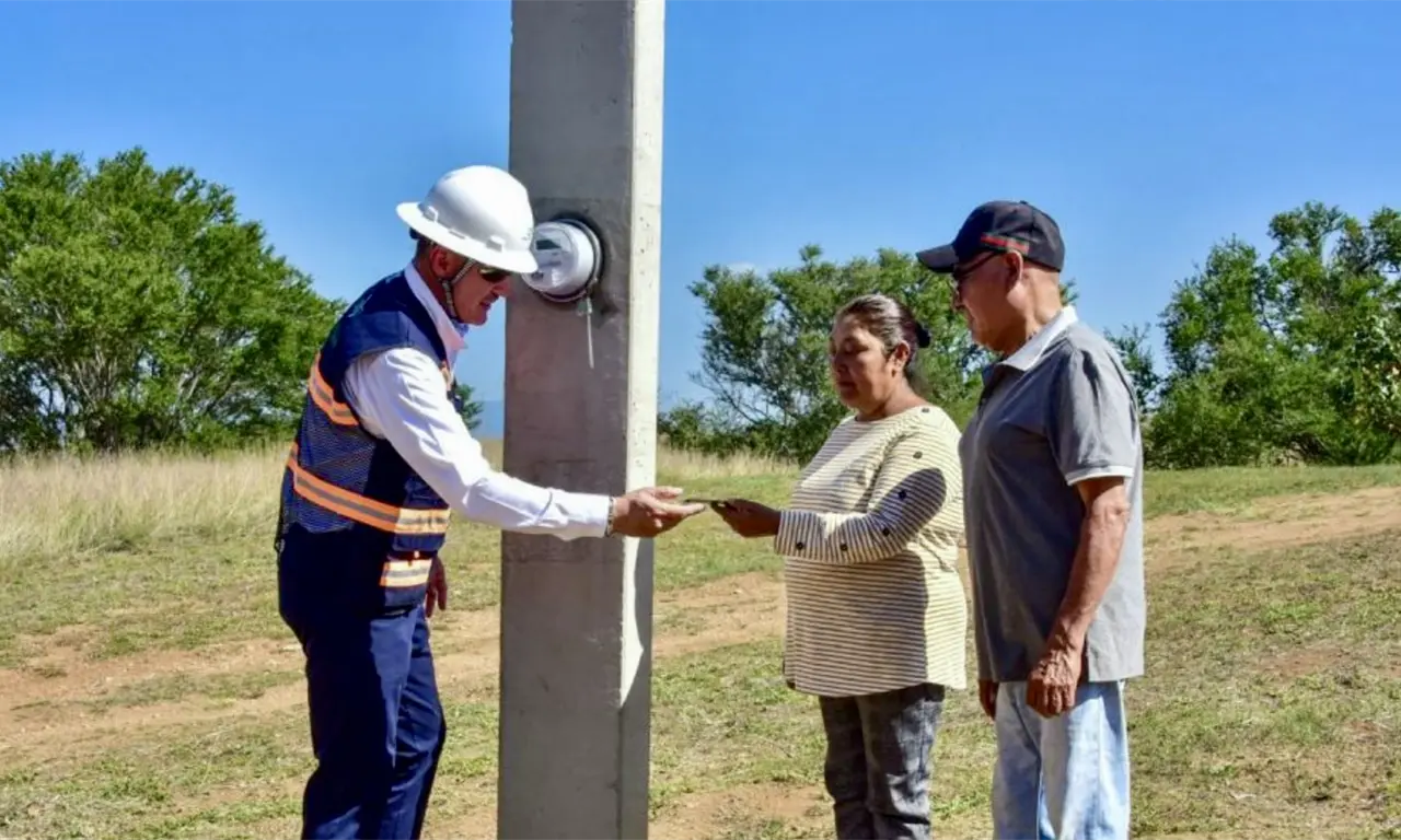  CFE alcanza 50 millones de usuarios: electrificación en Oaxaca impulsa acceso a la luz en comunidades rurales 