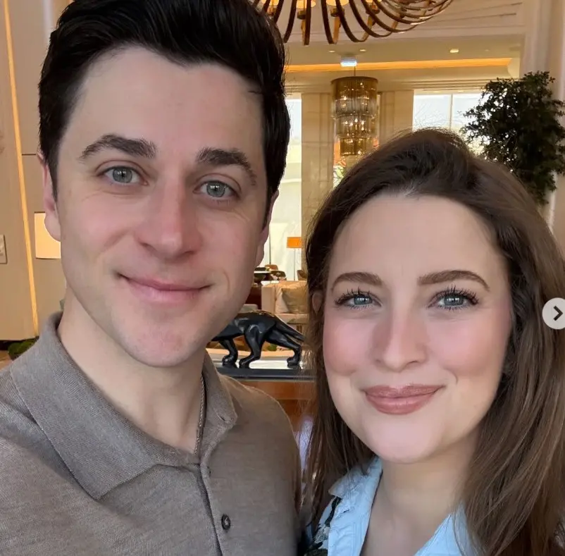 David Henrie es recordado por interpretar a Justin Russo en 'Los hechiceros de Waverly Place'. Durante años fue uno de los galanes juveniles de Disney, pero después se enfocó más en proyectos detrás de cámaras, la dirección y el cine independiente.