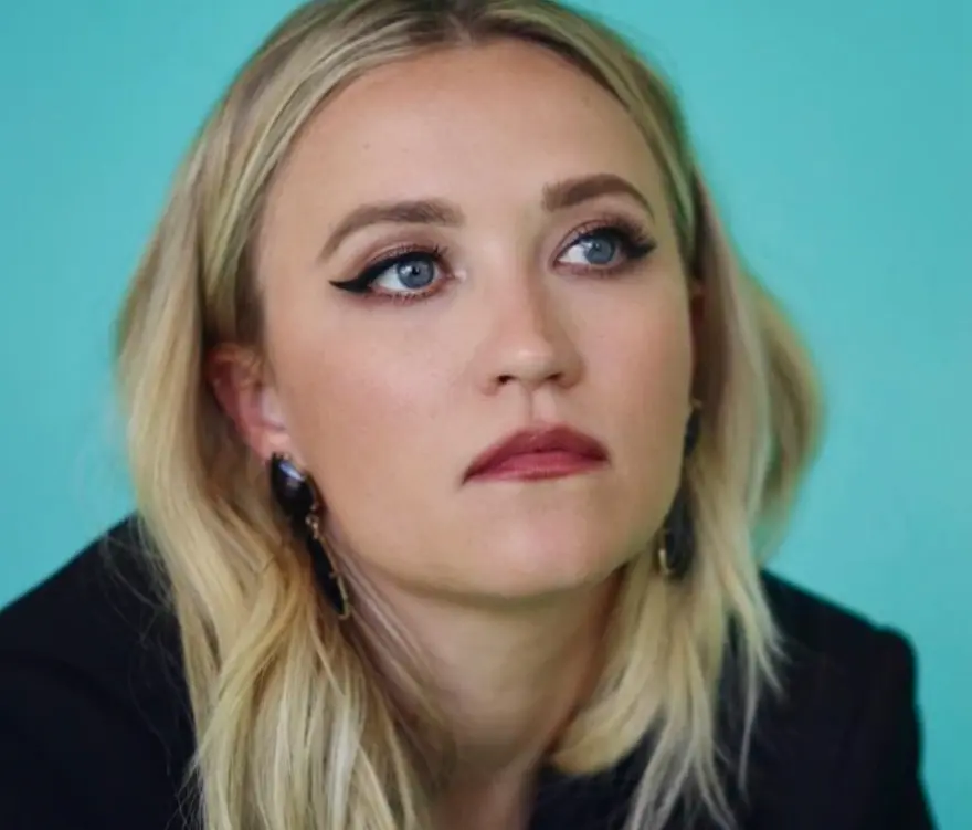 Emily Osment alcanzó gran popularidad como Lilly Truscott, la mejor amiga de Hannah Montana. Aunque muchos la recuerdan por su etapa juvenil, con el tiempo logró consolidarse en series de comedia y proyectos más maduros.