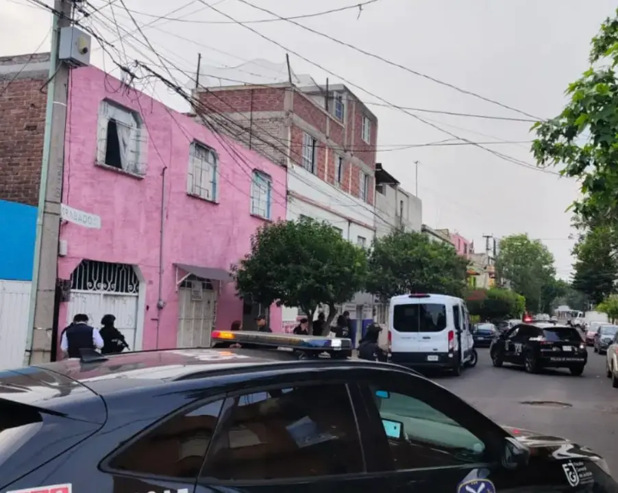 Peritos localizaron manchas de sangre en distintas áreas de la vivienda, principalmente en la recámara y el baño. X.