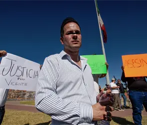 Revelan que pap&aacute; de Vicente tambi&eacute;n tiene orden de aprehensi&oacute;n; lo investigan por violencia
