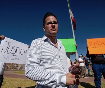 Revelan que pap&aacute; de Vicente tambi&eacute;n tiene orden de aprehensi&oacute;n; lo investigan por violencia