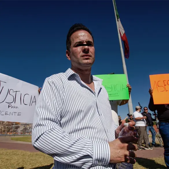 Revelan que pap&aacute; de Vicente tambi&eacute;n tiene orden de aprehensi&oacute;n; lo investigan por violencia