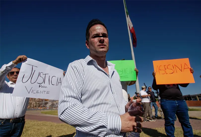 Además de la violencia intrafamiliar,también se le atribuyen delitos relacionados con posesión de cartuchos, abuso de confianza y posesión de sustancias ilícitas.