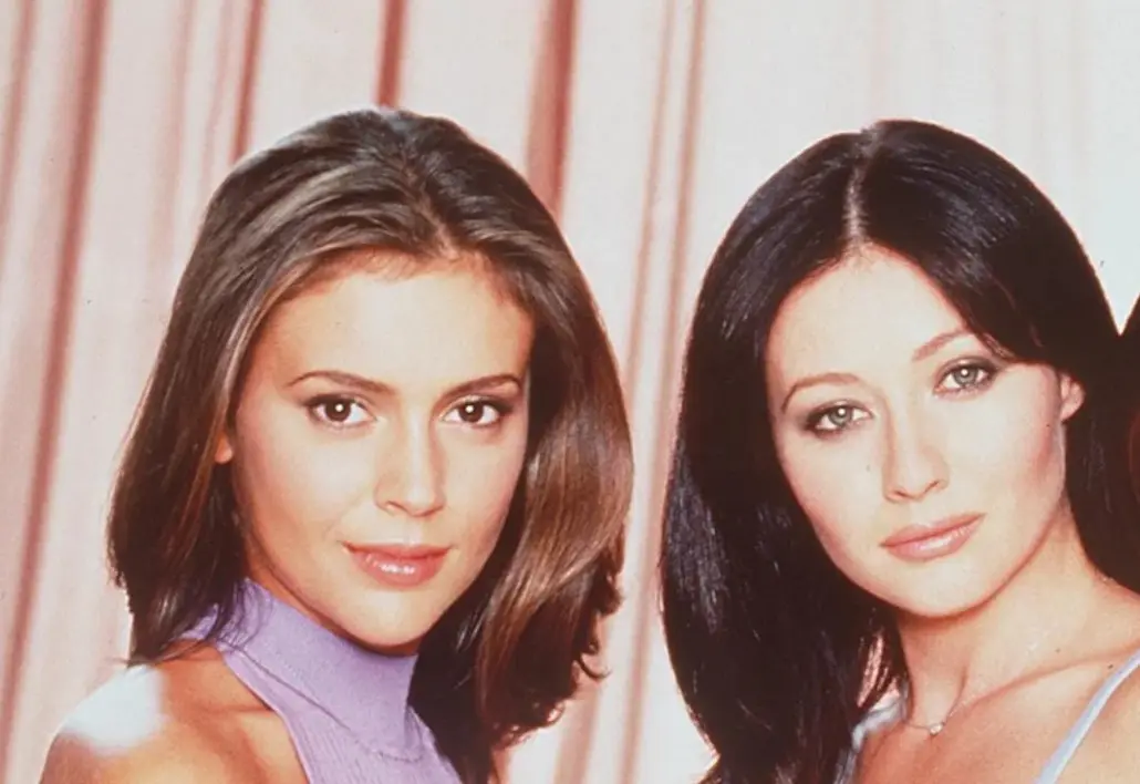 La rivalidad entre Alyssa Milano y Shannen Doherty fue una de las más famosas de la televisión de los 90. Las tensiones dentro del set eran constantes y, según diversos integrantes de la producción, ambas tenían fuertes diferencias de personalidad. Finalmente, los problemas contribuyeron a la salida de Doherty de la serie tras las primeras temporadas.