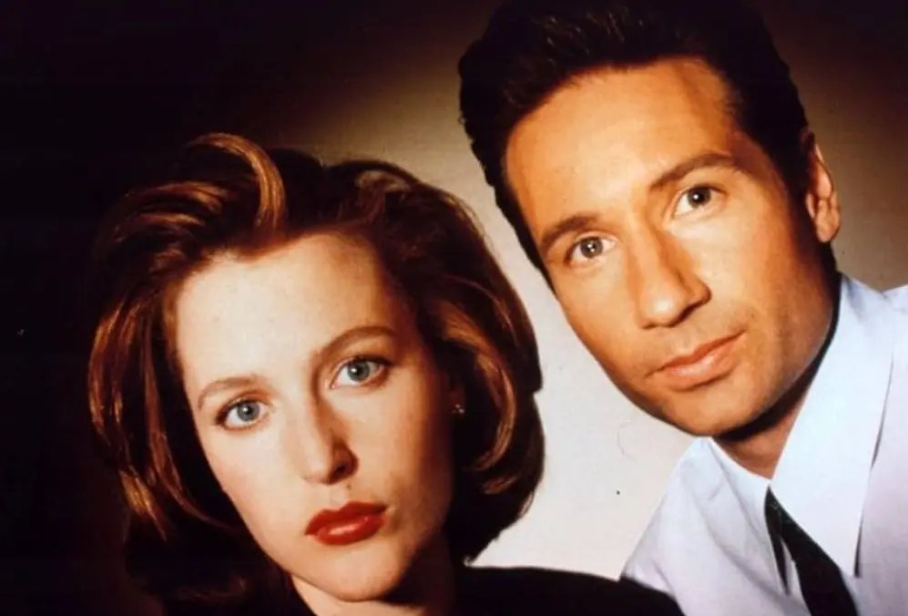 Aunque interpretaron a una de las duplas más icónicas de la ciencia ficción, David Duchovny y Gillian Anderson admitieron que hubo épocas en las que no se soportaban. El agotador ritmo de grabación y los años trabajando juntos provocaron tensiones constantes. Con el tiempo lograron reconciliarse y hoy mantienen una mejor relación.