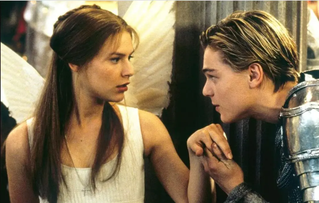 Aunque la química en pantalla funcionó, varios reportes aseguraban que Claire Danes encontraba inmaduro a Leonardo DiCaprio durante las grabaciones. Mientras él hacía bromas constantemente, ella prefería mantener una actitud más seria y profesional. Incluso hubo rumores de que Danes rechazó trabajar nuevamente con DiCaprio después de la película.