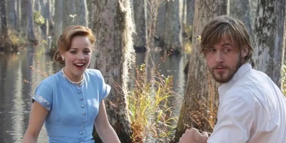 Aunque años después se convirtieron en una de las parejas más queridas de Hollywood, durante el rodaje de 'Diario de una pasión' Ryan Gosling y Rachel McAdams no se llevaban nada bien. El propio director reveló que Gosling incluso pidió que reemplazaran a McAdams porque no podían trabajar juntos. Irónicamente, tras terminar la película comenzaron una relación sentimental fuera de cámaras.