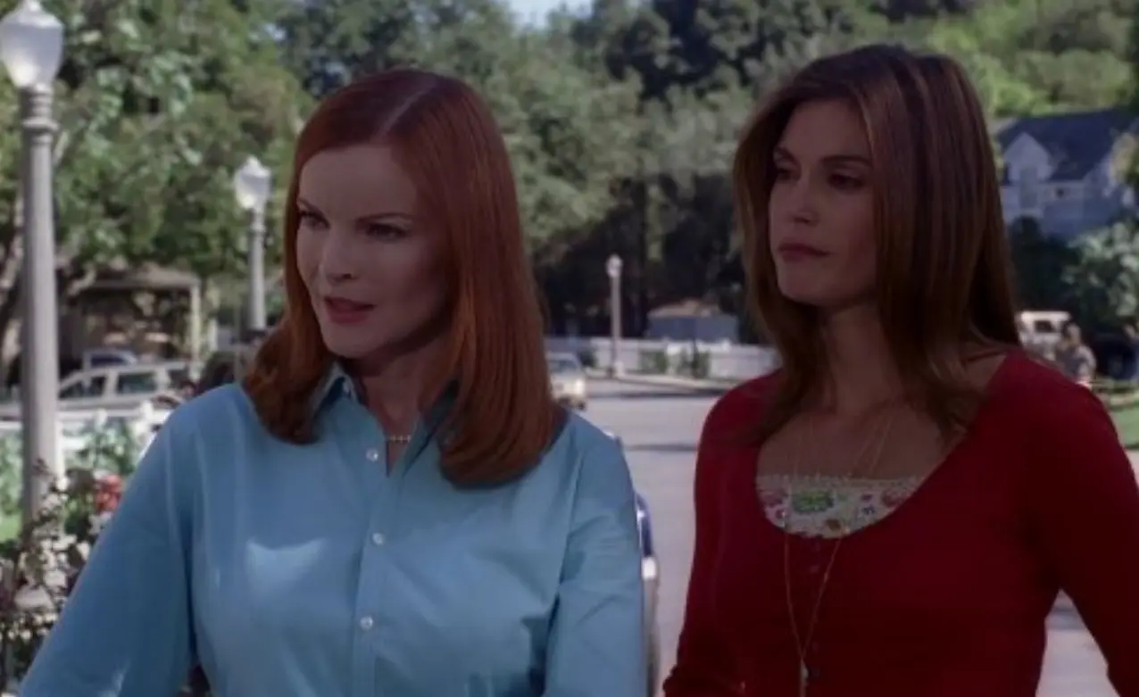 Aunque en pantalla interpretaban a vecinas y amigas, fuera de cámaras existían rumores constantes sobre problemas entre Teri Hatcher y parte del elenco, especialmente con Marcia Cross. Las tensiones se hicieron más evidentes cuando, tras el final de la serie, varias actrices omitieron mencionar a Hatcher en mensajes de despedida y fotografías grupales.<br>