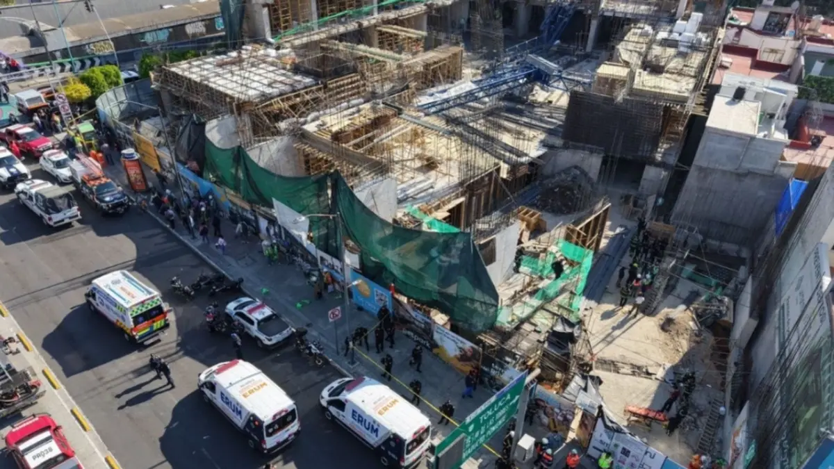  El desplome de una grúa en una obra de la colonia Roma Sur dejó varios trabajadores lesionados. 