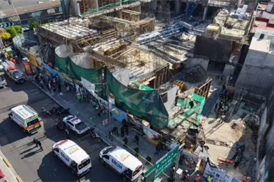 Mega colapso en CDMX: gr&uacute;a se desploma en la colonia Roma Sur y deja varios trabajadores heridos