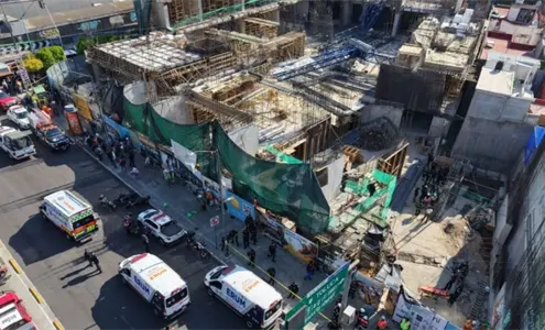 Mega colapso en CDMX: gr&uacute;a se desploma en la colonia Roma Sur y deja varios trabajadores heridos