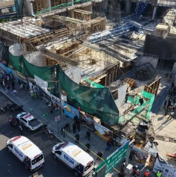 Mega colapso en CDMX: gr&uacute;a se desploma en la colonia Roma Sur y deja varios trabajadores heridos