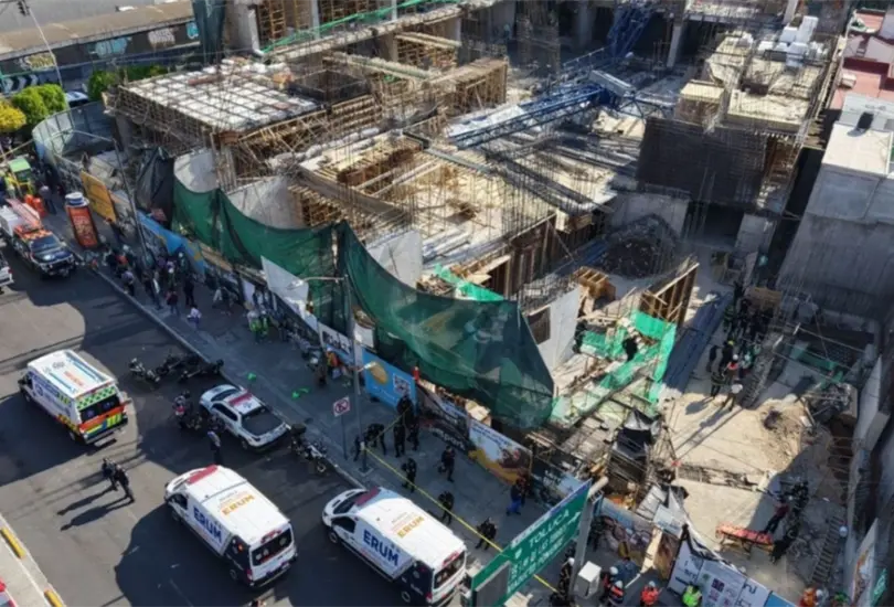 El desplome de una gr&uacute;a en una obra de la colonia Roma Sur dej&oacute; varios trabajadores lesionados.