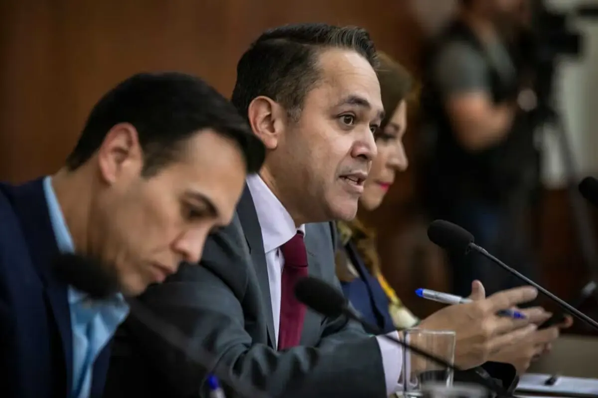  Enrique Díaz Vega es investigado en Estados Unidos por presuntos nexos con Los Chapitos y delitos relacionados con drogas y armas. 