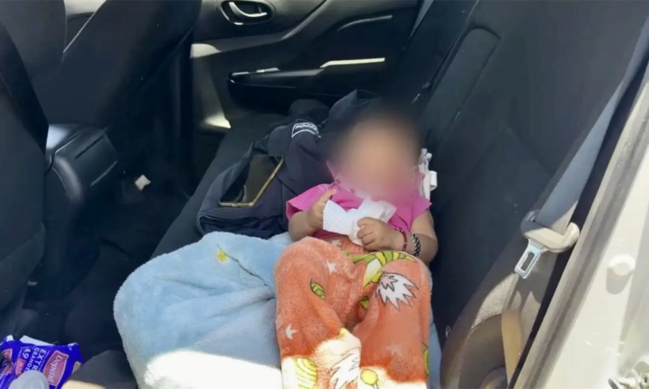 Abandonan a bebé de 6 meses en taxi de aplicación en Ecatepec; conductor y policías lo rescatan 