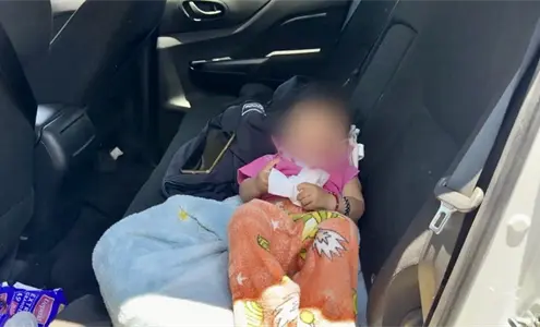 Abandonan a beb&eacute; de 6 meses en taxi de aplicaci&oacute;n en Ecatepec; conductor y polic&iacute;as lo rescatan