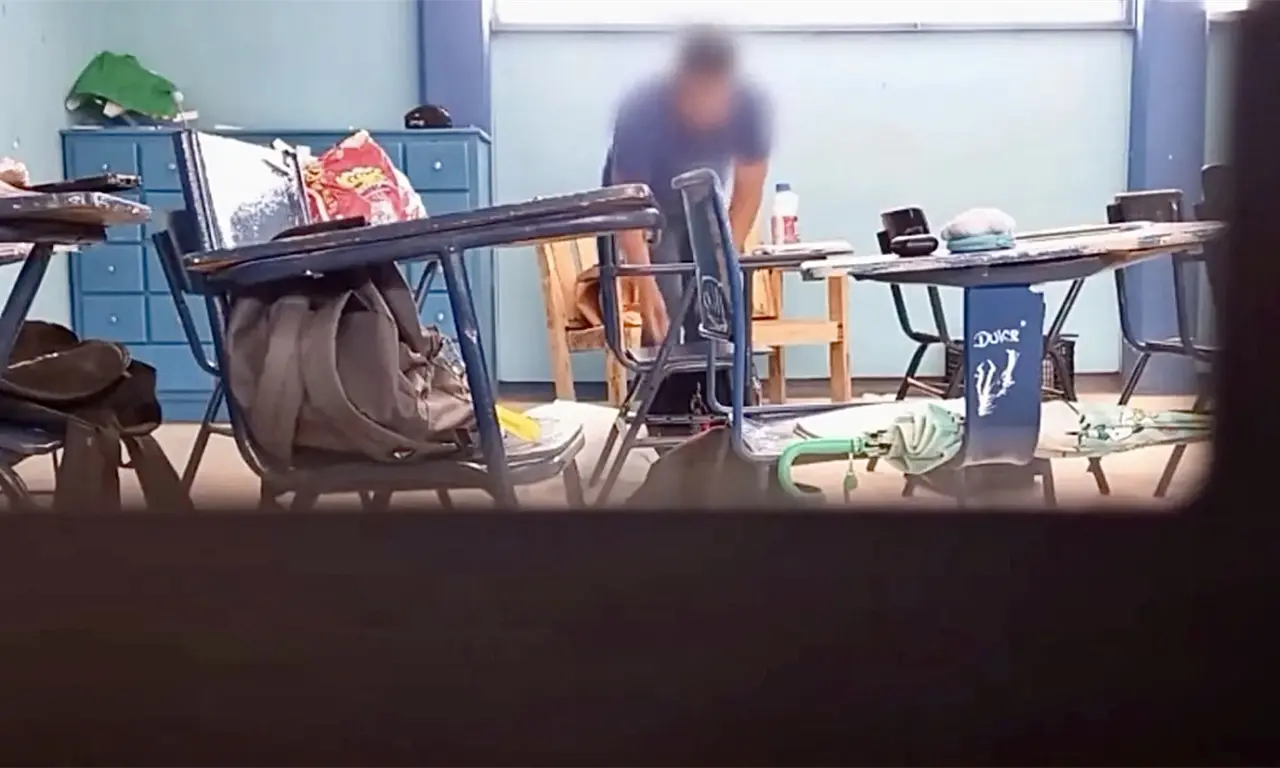  Maestro es captado robando a sus alumnos en Sonora: estudiantes colocaron cámara escondida para exhibirlo 
