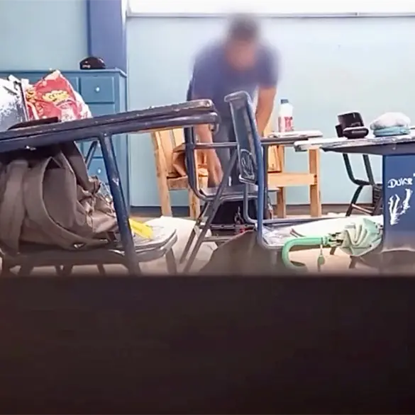 Maestro es captado robando a sus alumnos en Sonora: estudiantes colocaron c&aacute;mara escondida para exhibirlo