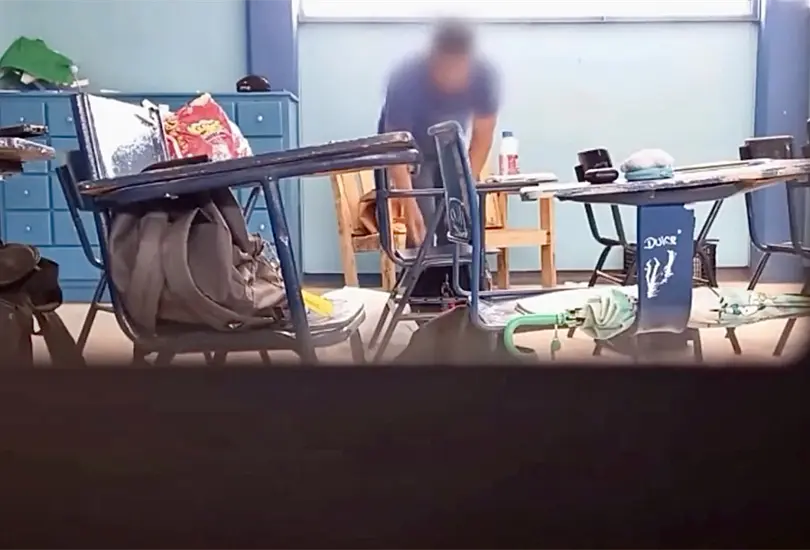 Maestro es captado robando a sus alumnos en Sonora: estudiantes colocaron c&aacute;mara escondida para exhibirlo