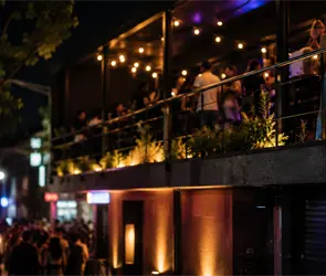 Noche de fiesta acaba en tragedia: joven cae de terraza en bar Despecho